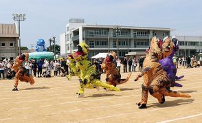 ティラノサウルス疾走！　富山市大山地域で３５０人が着ぐるみレース
