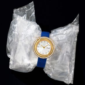 ピアジェの腕時計、アスプレイの財布…ファッション彩る「ちょっといい」アイテム