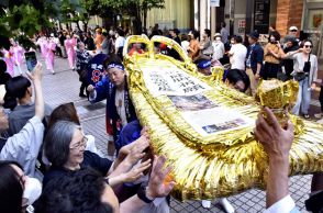 福島の金わらじ、東北に活気　仙台で「絆まつり」、初日から熱気