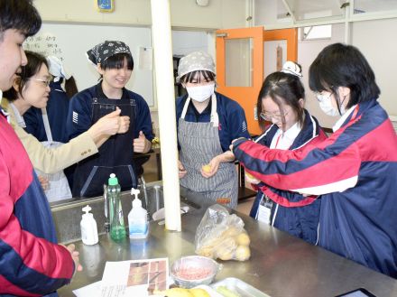 「互いの文化知りたい」調理実習などで交流　ウルスラ中高、台湾姉妹校迎える