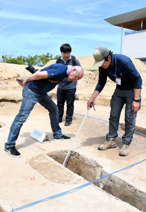 塀跡発掘現場を公開　北側は「掘立柱塀」　大御堂廃寺跡