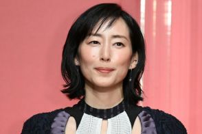 ＜木村多江＞まるで「絵のよう」高級車と“パシャリ”　ジャガーとの最高最強コラボ？「別人に見えます」