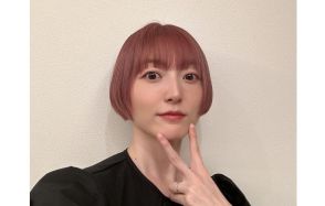 声優・花澤香菜さん　「髪色をピンクベージュにしました」　写真投稿にファン反響　【化物語・千石撫子役】