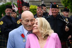 100歳の米退役軍人、96歳女性と仏ノルマンディーで挙式
