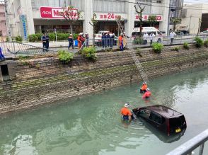 【速報】「車が川に落ちた」柵を突き破り軽乗用車が川に転落か　60代男性1人を救助