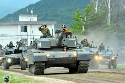 札幌・真駒内駐屯地で陸自が記念行事　装甲車両など観閲行進