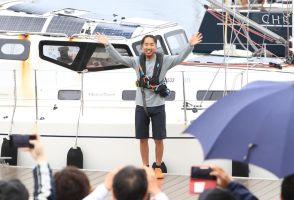 日本人最年少でヨット世界一周「皆さんにお礼を」　木村さん、笑顔で兵庫・西宮に帰港　堀江健一さんから花束