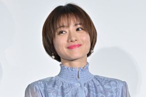 ＜今週のファッションチェック＞石原さとみ　大人の上品可愛いワンピスタイル　ふんわり袖でほんのり肌見せ