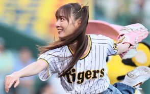 「甲子園球場一帯が虜」へそ出しユニで美フォーム披露、32歳女優の始球式に大歓声「タテべそセクシー」「ハーフツイン似合いすぎ」