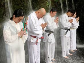 手を合わせ心身清める　富山県上市町の大岩山日石寺で滝開き