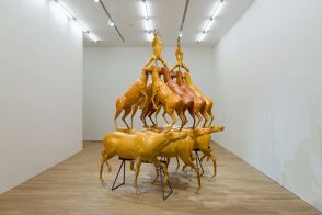 ブルース・ナウマンの大規模個展が香港・大館コンテンポラリーで開催中。60年のキャリアを総覧する