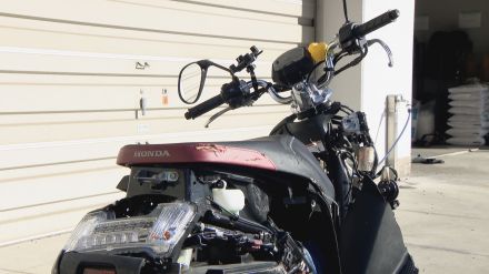 2人乗りの原付きバイクと車が衝突　18歳の男子大学生が死亡　一緒に乗っていた19歳女子大学生は命に別状なし