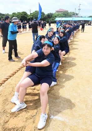 体育祭で盛り上がる　鹿児島県立沖永良部高校　学年対抗で熱戦