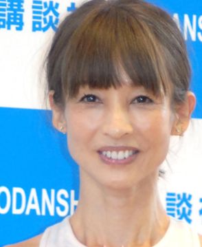 すっぴん55歳Mieko、再婚”13歳下イケメン夫”の顔公開ラブラブツーショット披露