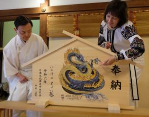 ウクライナ人画家が描いた「青龍」、平和願う絵馬に 京都・八坂神社