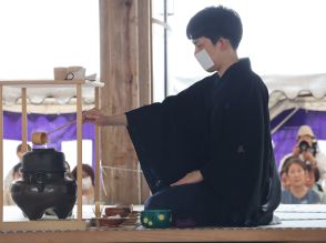 日本の茶発祥の地で裏千家の献茶祭　次期家元、濃茶と薄茶を神前に奉納