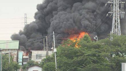 【速報】神奈川県寒川町で工場から出火し黒煙と炎　現場は工業用ゴムなどを製造する工場　現在も延焼中
