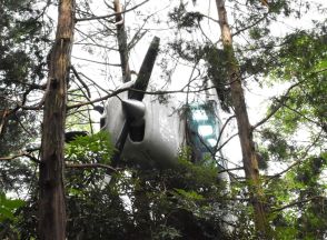 訓練飛行の小型機、管制連絡が突然途絶える…5分後「林に突っ込んだ」　樹上に宙づり、損傷大きく　国交省が航空事故認定　鹿児島空港から2キロの山中