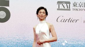 鈴木保奈美、美スタイル映えるワンピドレス　総額1億3千万円のジュエリー