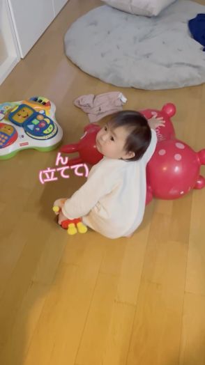 1歳妹「ん」だけで19歳兄をこきつかい……　「あれで分かるにいに凄い」「ツンデレ可愛い」マイペースな妹にほんろうされる姿が280万再生