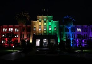 性の多様性考える「虹色」　宮崎県庁３０日までライトアップ