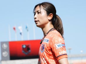 「そっくり」「ママと同じプレー」「可愛すぎる」元なでしこ鮫島彩さんが盟友の子どもとサッカー