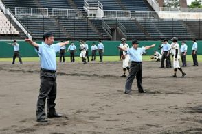 「球児の夏」の開幕前に審判技術の講習会