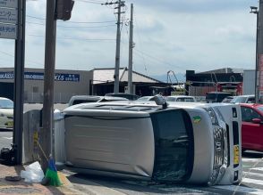 高松市林町で車が横転　1人が軽傷