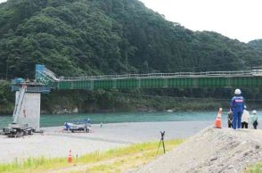 熊本豪雨被災の沖鶴橋（球磨村）、半分を「送り出し工法」で架設　国交省が復旧工事を公開　