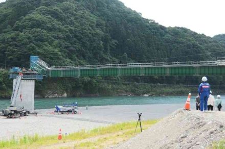 熊本豪雨被災の沖鶴橋（球磨村）、半分を「送り出し工法」で架設　国交省が復旧工事を公開　