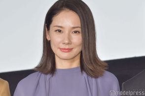 吉田羊、左手薬指に指輪キラリ「旦那さまとパチリ」“2ショット”公開