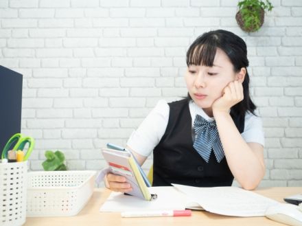 「真面目に働く私がバカみたい」“サボり癖がひどい部下”への効果的な対処法