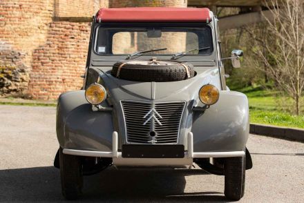 どうしてシトロエン「2CV」が2400万円も…!? エンジンを前後に2基搭載した「サハラ」は695台しか生産されなかった超レアモデルでした