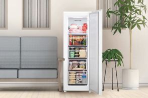 エディオン、幅45cmのスリムなセカンド冷凍庫。たっぷり107L収納
