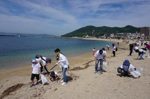 ネスレ日本が須磨海岸でビーチクリーン活動、神戸製鋼・須磨UBPと連携、障がいや年齢の垣根を越えて実施、車椅子×地引網体験も