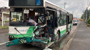 路線バスが停車していたトラックの荷台部分に追突し、バスの運転手と乗客あわせて4人が軽いけが　北海道比布町