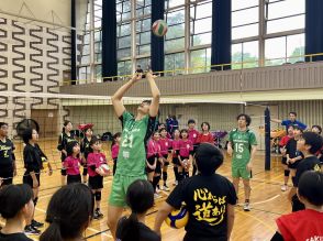 周南市で小学生向けバレーボール教室　VリーグJT広島選手が指導