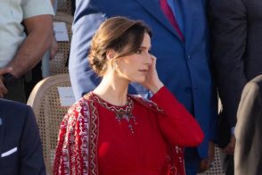 ヨルダン・ラジワ皇太子妃が妊娠発表後、初の公務へ...赤のドレスで義父・国王の「シルバー・ジュビリー」をともに祝う