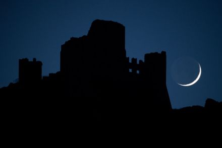 夏至と満月の前に、今週は夕暮れ時に「三日月」を楽しもう