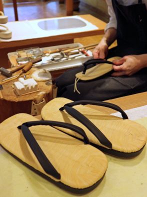 創業100年超える京都市とイギリスの老舗が「強力コラボ」　伝統の技凝らした草履が誕生
