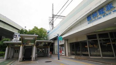大阪メトロの野田阪神駅が「ライバル社名」を名乗る謎　千日前線の始発駅、降車ホームに広がる異空間とは？