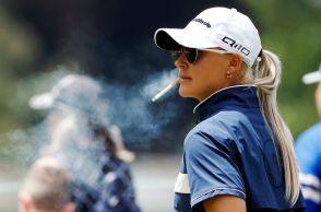 くわえタバコの女子プロゴルファーが大人気! 「女性版ジョン・デーリー」「かっこいい」とSNSで話題になったチャーリー・ハル