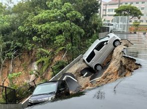 名護市で土砂崩れ、車2台が巻き込まれる　名桜大学入り口近く　アパートの駐車場一部が崩れる