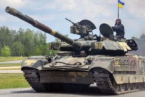 ウクライナで「戦車と装甲車の接近戦」が発生 正確な射撃で決着は “一瞬” 緊迫の映像が公開