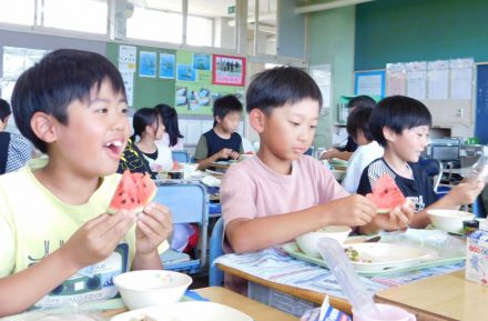 一足早い夏に笑顔　給食に大玉スイカが登場　名産地の千葉・富里