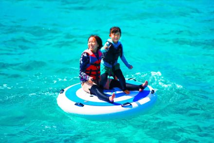 水上を歩くように360度自由に進める「Wheeebo」、沖縄の4つのホテルでレンタル開始