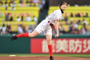 【楽天】藤田菜七子が始球式もノーバンならず「ちょっと悔しいです」　福島競馬アピール