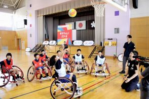 車いすバスケに挑戦　福島県南相馬市の原町二小で「あすチャレ！スクール」　パラアスリートが指導