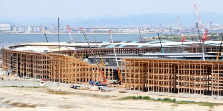 大阪万博「リング」完成間近　世界最大級の木造建築物、9割組み上がる　開幕まで300日