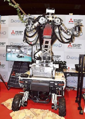 三菱電機の遠隔操作ロボット、実用化へあと一歩　クボタの全地形対応車両とコラボ出展